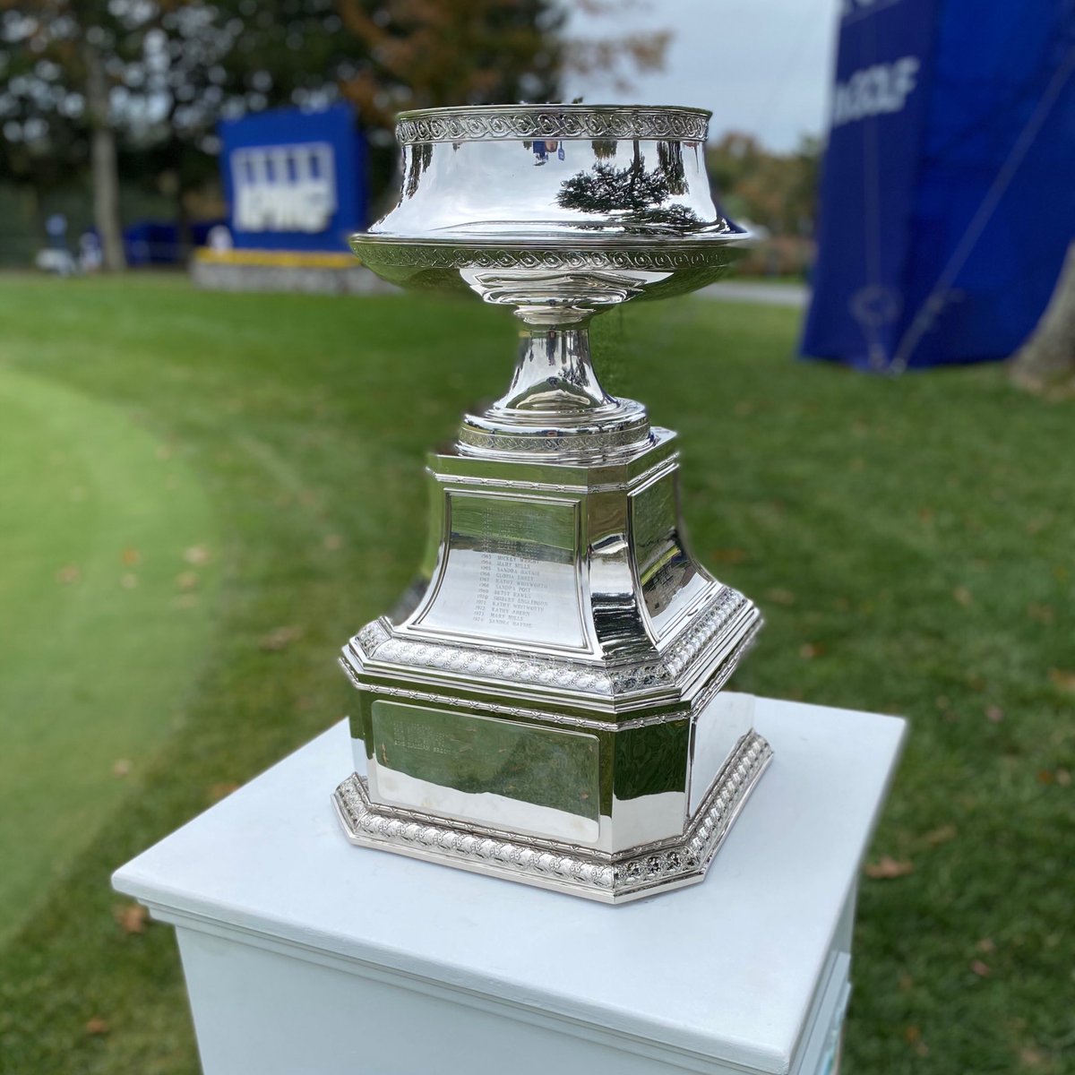 KPMGSports's tweet photo. The trophy has made its way to the 18th green! #KPMGWomensPGA https://t.co/YobtA0vwSk