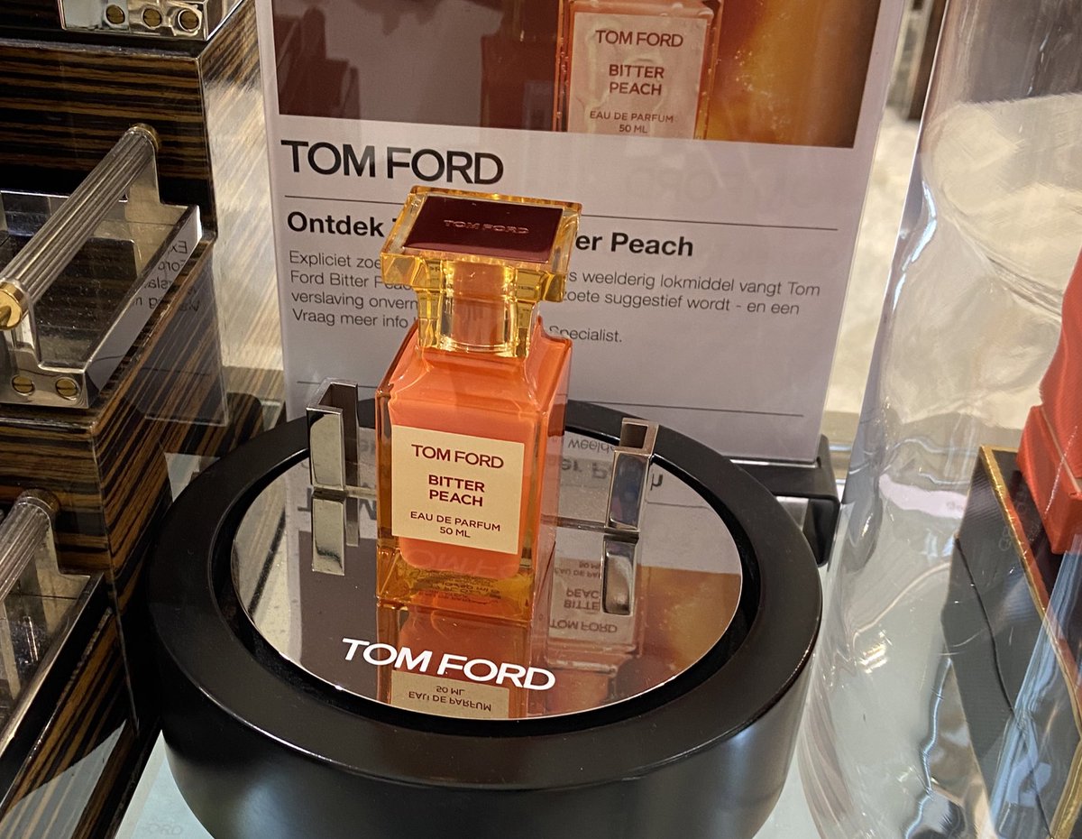 비터피치 드디어 시향해봤다!
톰포드식의 복숭아향임. 입에 스타벅스 피치아이스티를 머금고 화이트스웨이드를 시향하면 날것 같은향이다. 안유치한 복숭아향임. 당근 여남 다잘어울릴거같고 지금 손에 착향한건 미들노트까지 맡을 수 있는데 좀 이따 잔향도 기대되네
그리고 바틀 독보적으로 이쁘다ㅜ