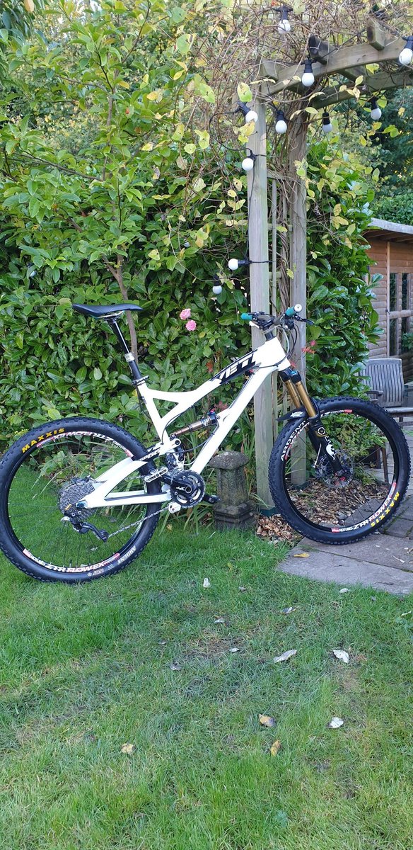 AndrewJames18's tweet image. More bike fettling done on my older push irons, the old XT brakes are poop and shall be replaced , all cleaned and bled but still lacking feel and its my winter Weds night bike so needs sorting ... #maintenance #thosejobs #allsorted #lovemyyeti #oldskool #yeti #santacruz