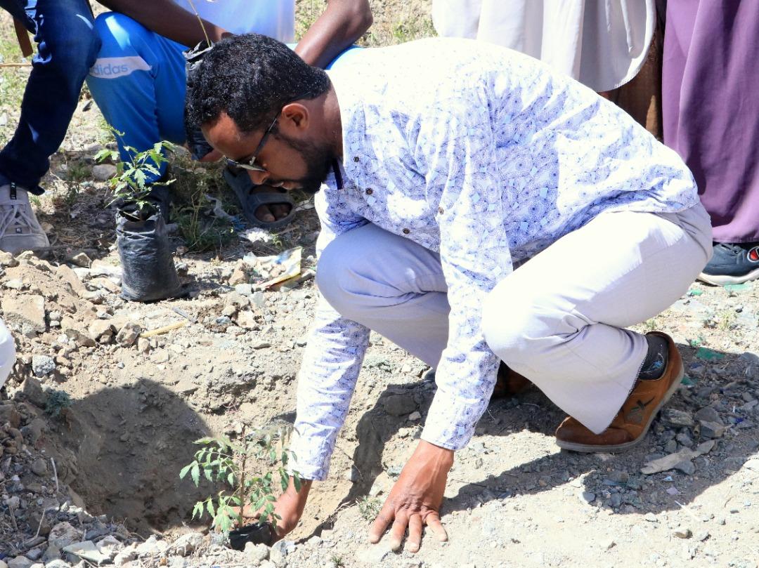 FarahAqli's tweet photo. Today I graduated from Amoud University of Master of climate change.
I believe not taking environmental concern seriously we are putting our life in danger. 
My forest, Soil, Oceans, Air, Water bodies and Wild animals are threats human beings. 
We need to protect it.. https://t.co/dZmgVmll9g