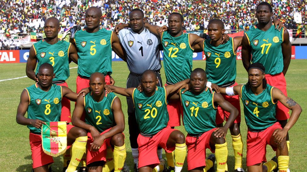 Lors de la CAN 2002, les camerounais champions en titre arrivent à conserver leur titre en remportant le tournoi, Eto’o ne marque qu’un but dans la compétition..Double champion d’Afrique mais surtout ce maillot mythique du Cameroun sans manches..