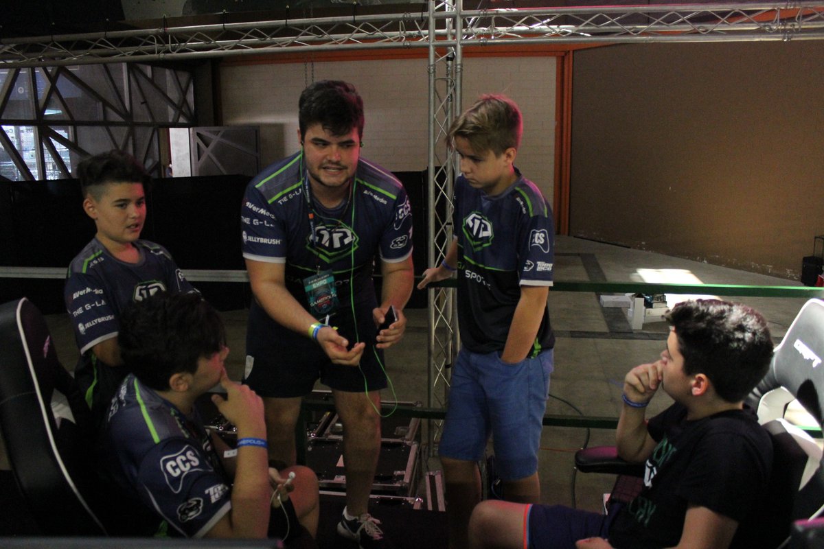 LaFranquiciaCOD's tweet photo. Nosotros tenemos un recuerdo de GA @guanyar 😯
Acompañado de:
👉🏼 @VikulJM
👉🏼 @EriKBooM_
👉🏼 @RenKoRCoD_
👉🏼 #Joeel
(📷: @Gamepolis_org 2k17) https://t.co/VuO56clKrR