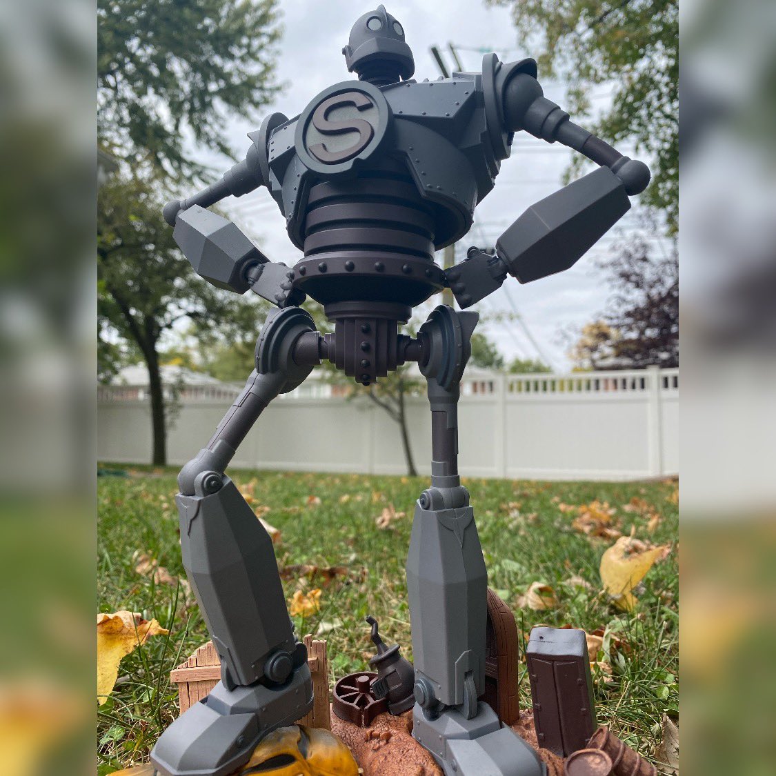 WorldsFinestPH's tweet photo. Happy #Sunday! Thought I’d get fancy with my newest pick up from @collectdst...a PVC #IronGiant #Statue! Hard to believe that apart from my tattoo this is my FIRST IG #collectible! Thanks @zavvius! 
#theirongiant #pvcstatue #wbentertainment #youarewhoyouchoosetobe #collector https://t.co/Xzl9IpKUh0