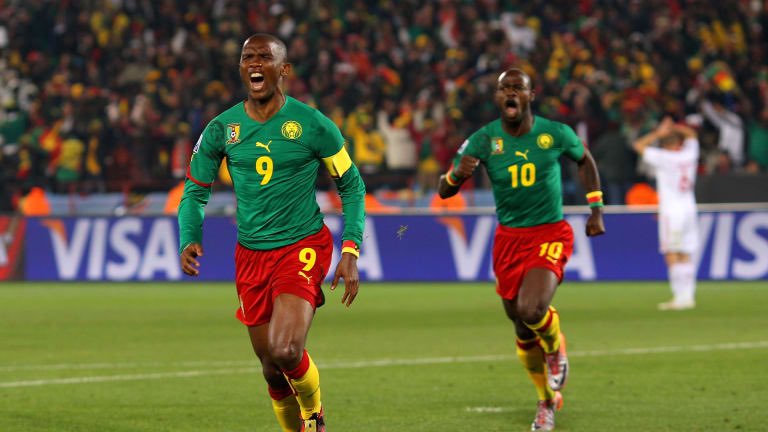 En 2010, double désillusion pour le Cameroun et Eto’o, à la CAN, ils se font à nouveau éliminer par l’Égypte, la kryptonite des Lions Indomptables..Et à la Coupe du Monde organisée sur le sol africain, le Cameroun est attendu mais déçoit beaucoup, la fin d’un cycle..