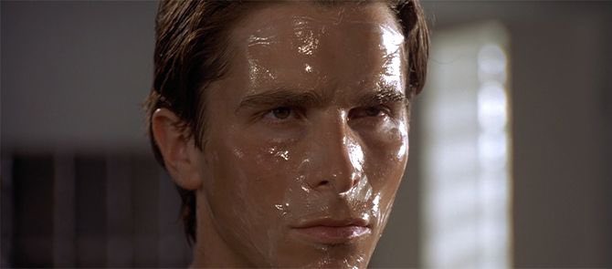 Jour 11/31 | American Psycho (2000) de Mary Harron.Charismatique et effrayant Christian Bale dans un des meilleurs films du genre tueur psychopathe. Grande force de la narration et du rythme, forme qui rejoint le fond, et sous-texte subtil, qui continue de résonner aujourd’hui.