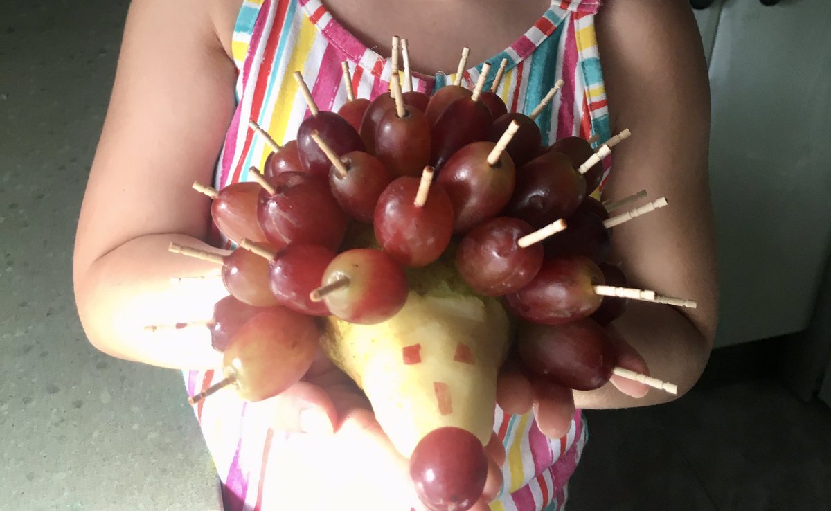teacherclaudiar's tweet photo. Durante el confinamiento, mi sobrina y yo buscamos formas originales de comer saludable. ¿Qué os parece si fomentamos la creatividad al mismo tiempo que la salud? Os dejo una imagen de nuestro erizo de 🍇 y 🍐 @profe_recursos https://t.co/hP86jvqI3Q