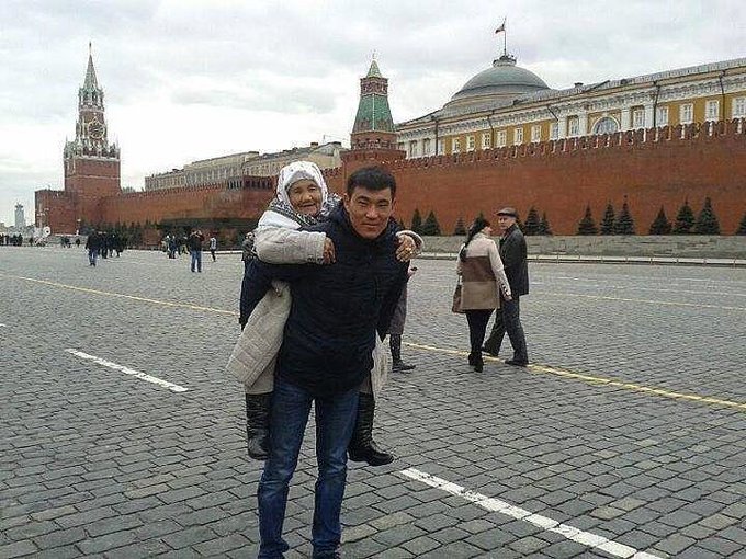 usapronova's tweet photo. Азамат Булатов исполнил давнюю мечту своей немощной бабушки, которая хотела прогуляться по Красной площади но здоровье не позволяло ей это сделать!
Он пронес бабушку по площади на плечах которую она до сих пор чтит как символ По��еды!
Молодчина Азамат Здоровья и сил твоей бабушке! https://t.co/WwUXZSTfJU