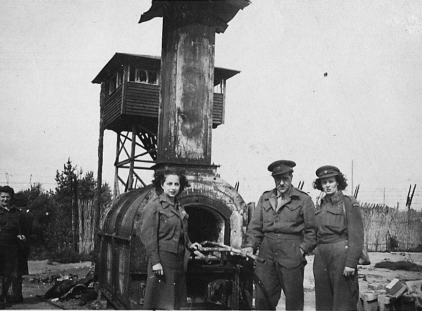 SWWEC1's tweet photo. Medical student Alan MacAuslan at the newly liberated Nazi death camp of Bergen-Belsen.
Alan describes his work &amp; the high morbidity rate among relief workers.
https://t.co/ZaSO0u2AYo

#bergenbelsen #emergency #aid #MedicalStudents #medic #ww2 #WWII https://t.co/7H2HJten9H