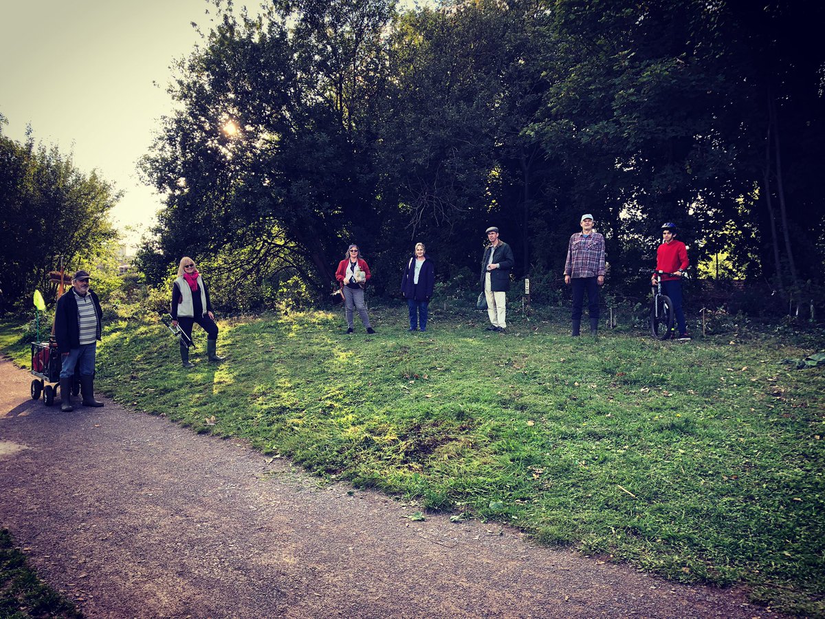 AddiscombePark's tweet photo. A few of @AddiscombePark friends this afternoon following another good Sunday work day, which amongst lots of tasks, saw the bank by the Community Garden cleared and cut back. https://t.co/4Z8VQV0dux