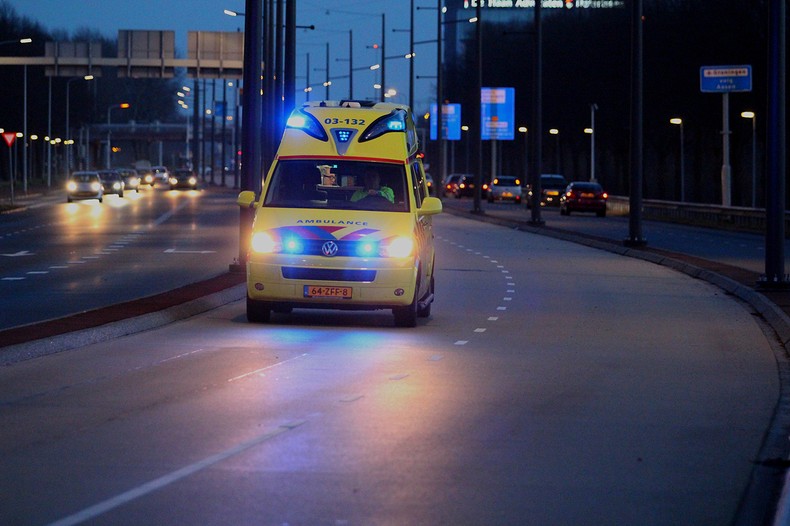 Gewonde bij steekpartij Leeuwarden; dader gevlucht - #Friesland -..