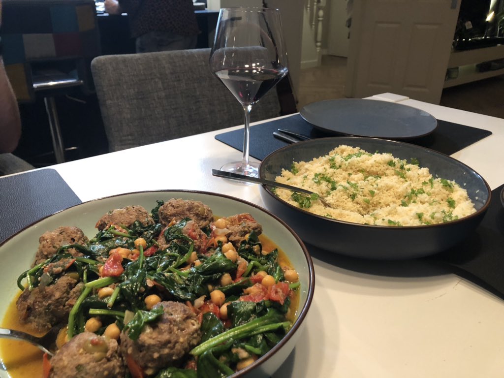 Eet smakelijk <a href="/Kokenmetkarin/">Karin Luiten</a>! Heerlijke gehaktballetjes met spinazie en kikkerewten.. zonder pakjes en heerlijk smullen✅👍🏻👍🏻