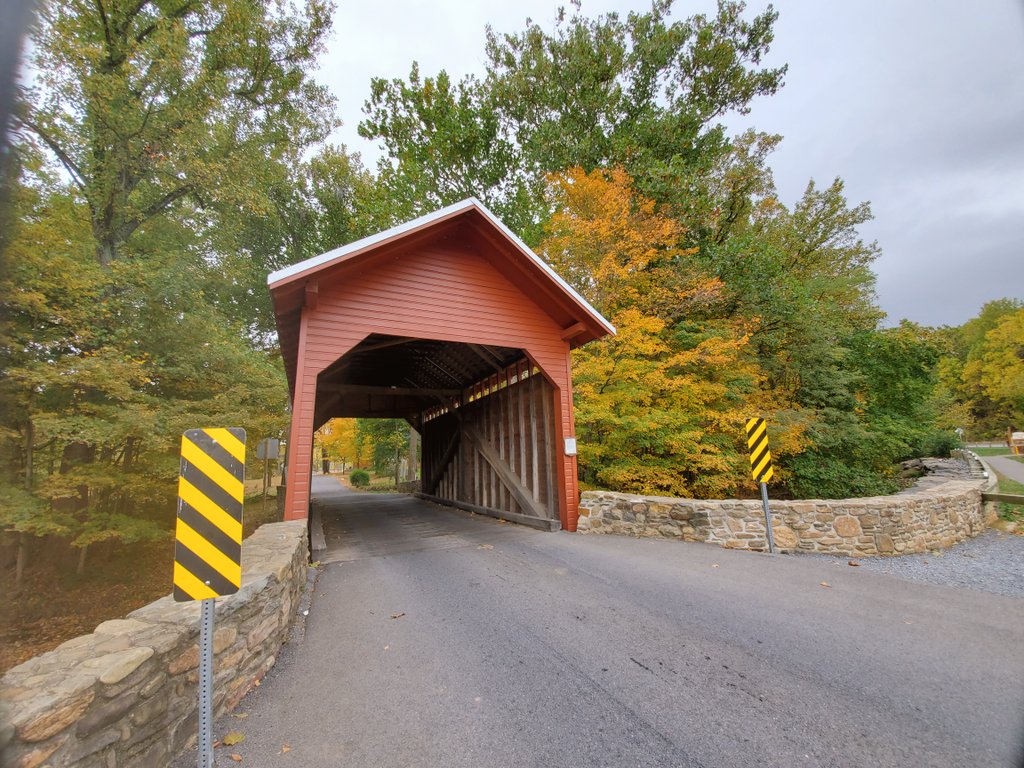 One of 3 covered bridges in Frederick, Maryland.  When I see these leaves change, I know fall is here.🍂 🍁  #thurmontmd #coveredbridge #maryland #marylandphotographer #fallcolors