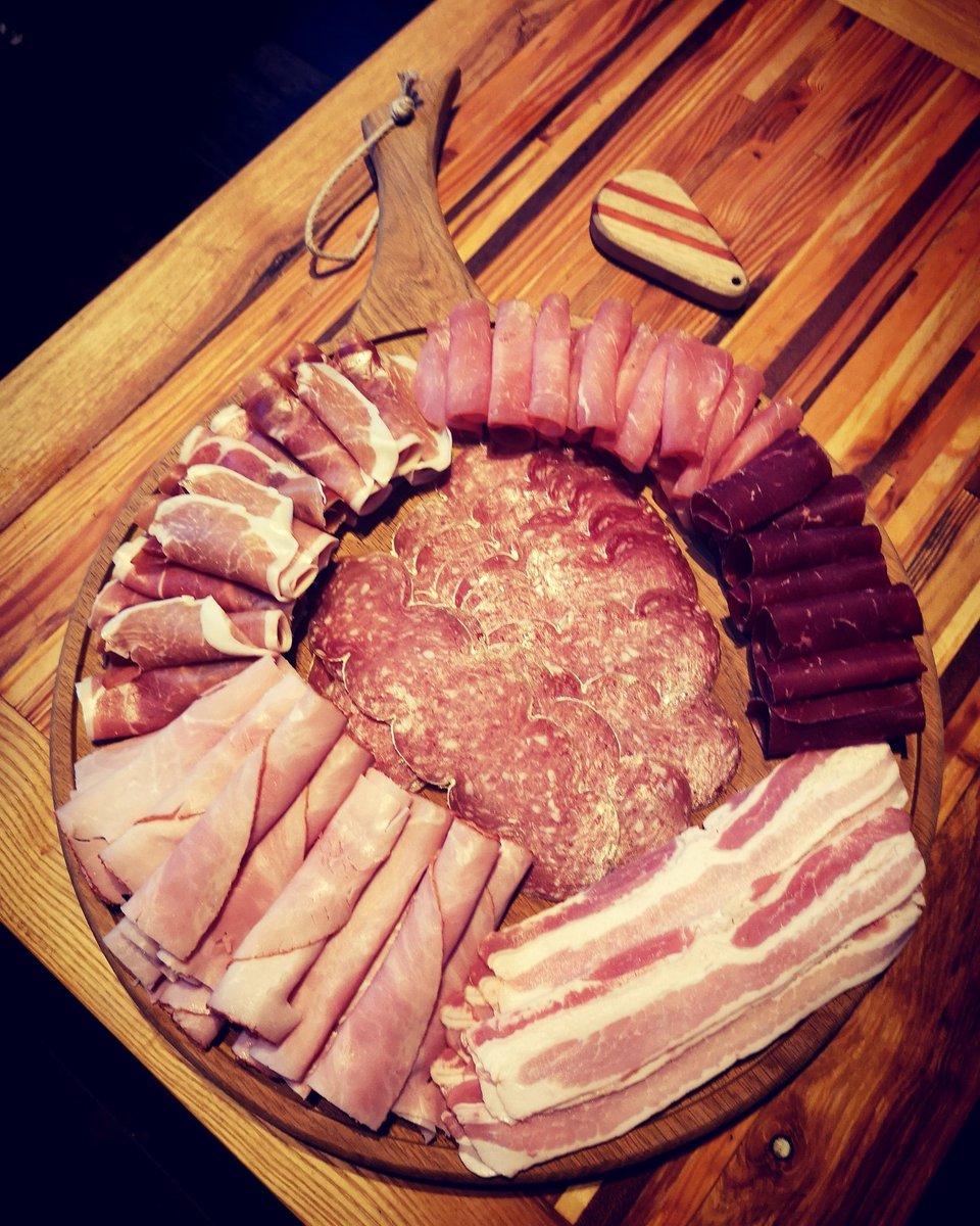 l_martyrs's tweet photo. La saison de la raclette est lancée !! Rien de mieux pour présenter la charcuterie qu'une belle planches ronde en chêne massif, réalisé à la main en plus ;)
#raclette #charcuterie #repas #amis #hiver #plancheàdecouper #cadeau #homemade #ideescadeaux #bois #faitmain #artisanat https://t.co/5aMKsnH59O