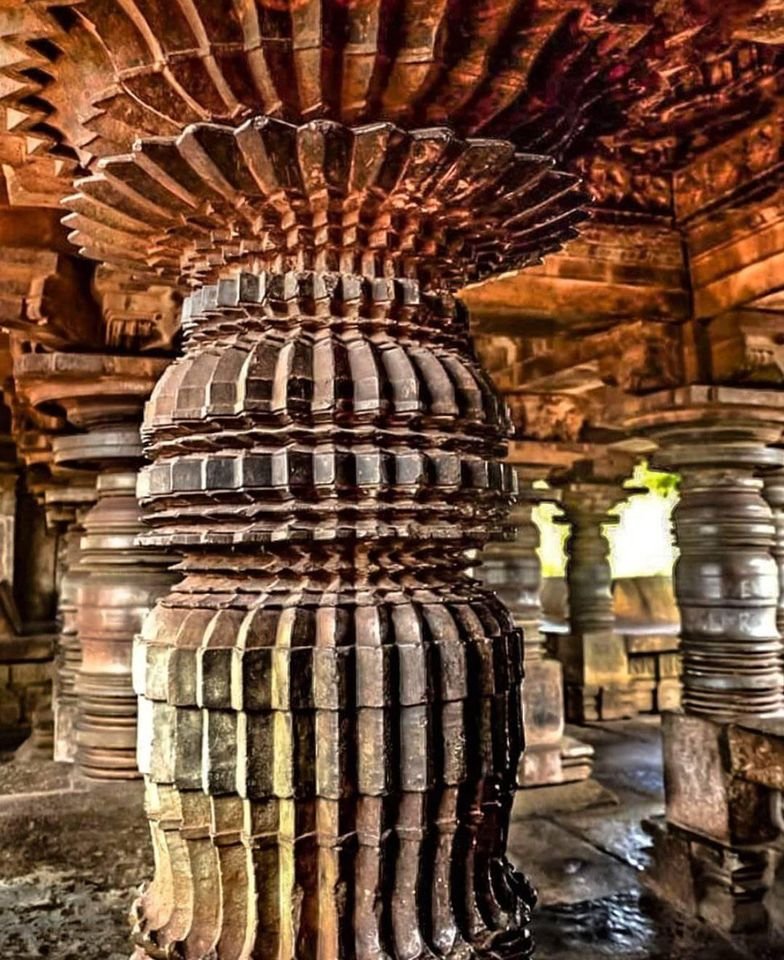 B0k3p india. Колонна в храме, Карнатака, Индия. Храм Карнатака Индия. Базальтовый храм в Индии. Стамбхи древней Индии.