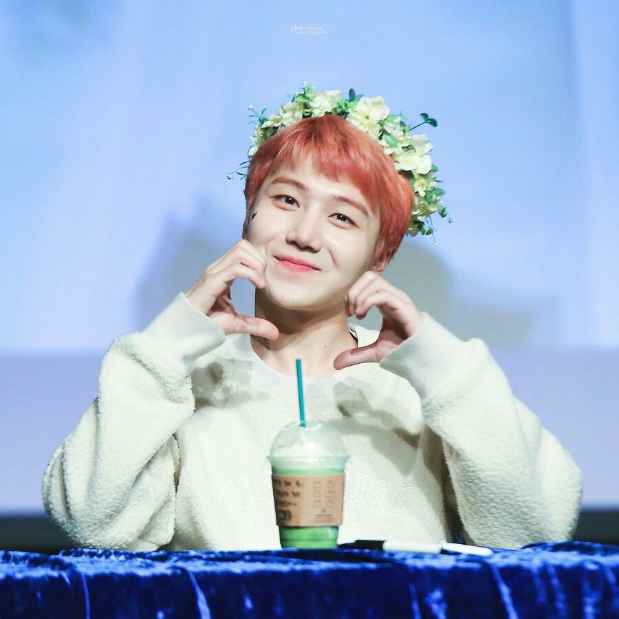 more_yudha's tweet photo. Untuk comeback pentagon kali ini bingung mau seneng atau sedih🙂
Seneng karena comeback pertama bareng yanan setelah sekian lama🙂
Sedih karena comeback pertama tanpa jinho😔
#wemissyoujinho
#yanan_welcome_back #PENTAGON
#JINHO #YANAN https://t.co/mdllpNNE8I