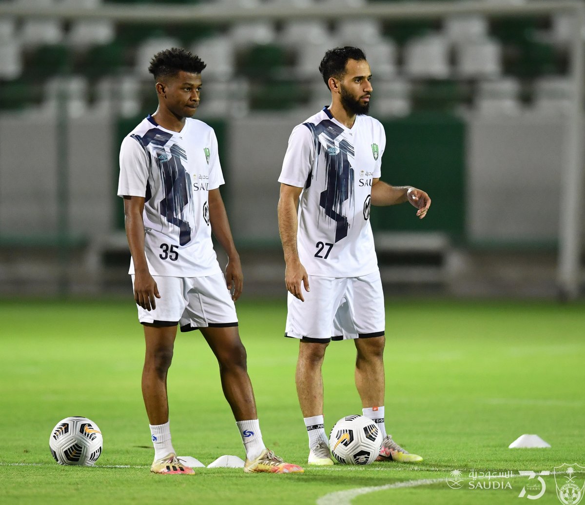 ALAHLI_FC's tweet photo. 📸 تدريبات الفريق الكروي الأول بالنادي #الأهلي مساء اليوم ⚽️💚 https://t.co/0AvJoSl91w