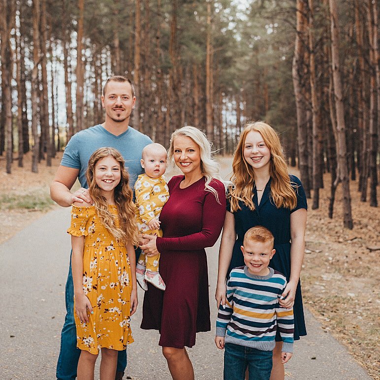 derekjamestrapp's tweet photo. Happy Thanksgiving to everyone, from our family to your family❤️

#Thanksgivingweekend #Thanksgiving #Winnipeg #manitoba #thankfu #family #love #HappyThanksgiving2020 #actor #film #Photoshoot #photography #fall #blessed #holidays #familyfun 
@derekjamestrapp https://t.co/qy6oNKlXI1