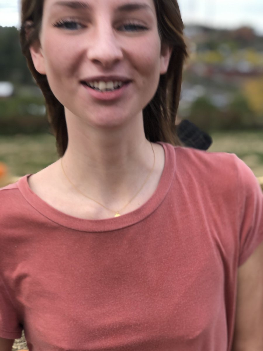 erinlink_'s tweet photo. the pictures i take of my friends vs the pictures they take of me😎 https://t.co/dBMYrhxEBO