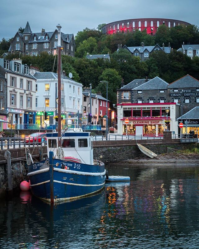 VisitScotland's tweet photo. Oban Bay at twilight, what a pretty sight 💕✨ #YCW2020 📍 #Oban, Argyll 📷 IG/gordondohertyphotography #StaySafe https://t.co/iYKl0GSNRt