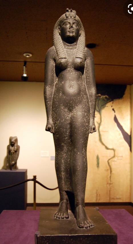 Now, sculptures of Cleo are a bit kinder. We know of a lot more b/c of the work of Dr Sally-Ann Ashton, who identified the triple uraeus (the snakes on a crown) as a likely attribute of Cleopatra sculptures. 7/?