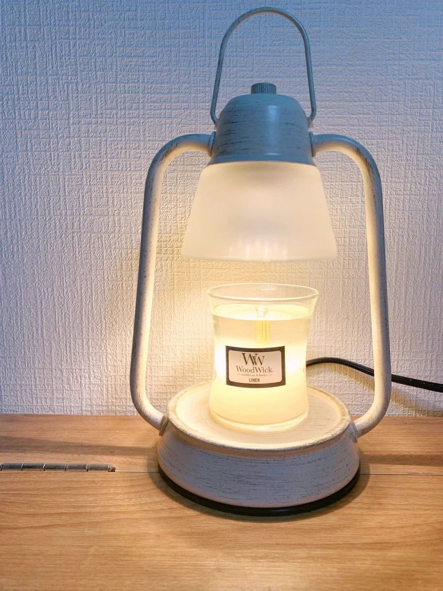 最高だよこれ。電球の熱で溶かすから火使わないし、煤で汚れないし。カメヤマの「キャンドルウォーマーランプ」