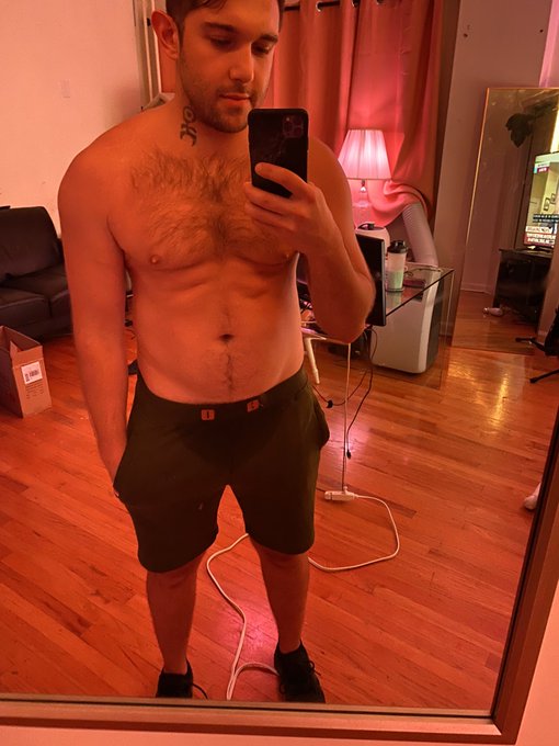 #QuarantineLife #dadbod ??? https://t.co/v0zm2dcKQb