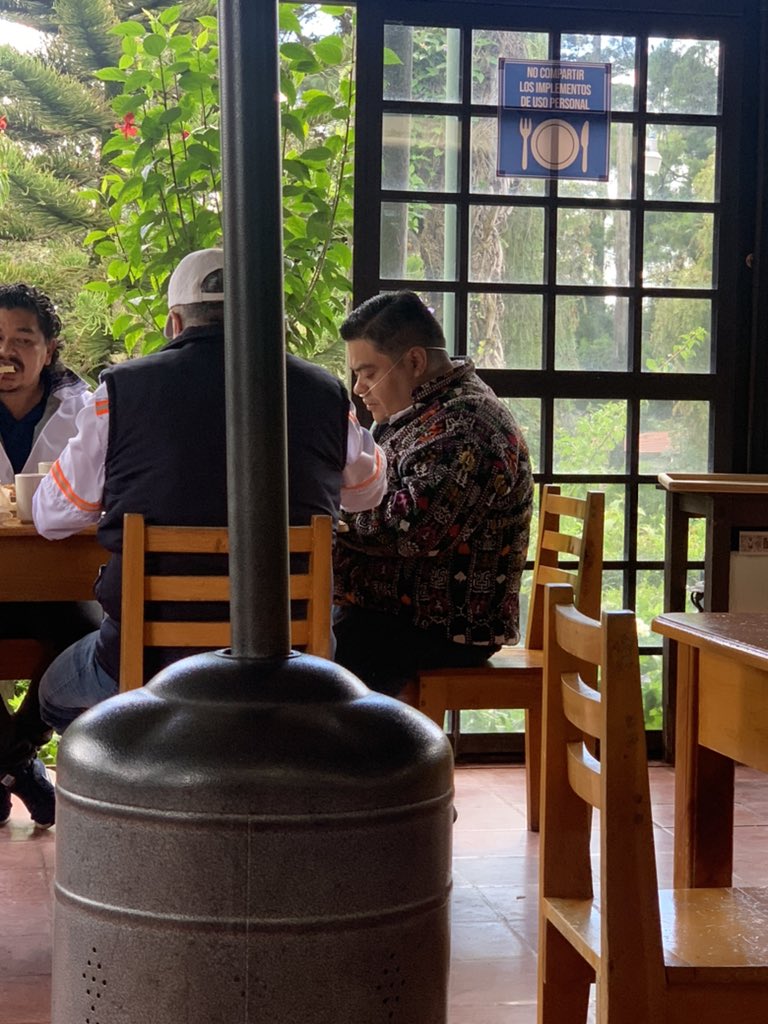 narda_donado's tweet photo. @sonora969,@soy_502, @elPeladero_eP @Noti7Guatemala pdte del congreso con todo lo que se gasto en el Hospital Militar esté exponiendo la salud del pueblo en lugares públicos, exhibiéndose con oxígeno si aún está enfermo que se quede en su casa https://t.co/HY7o4qHedG