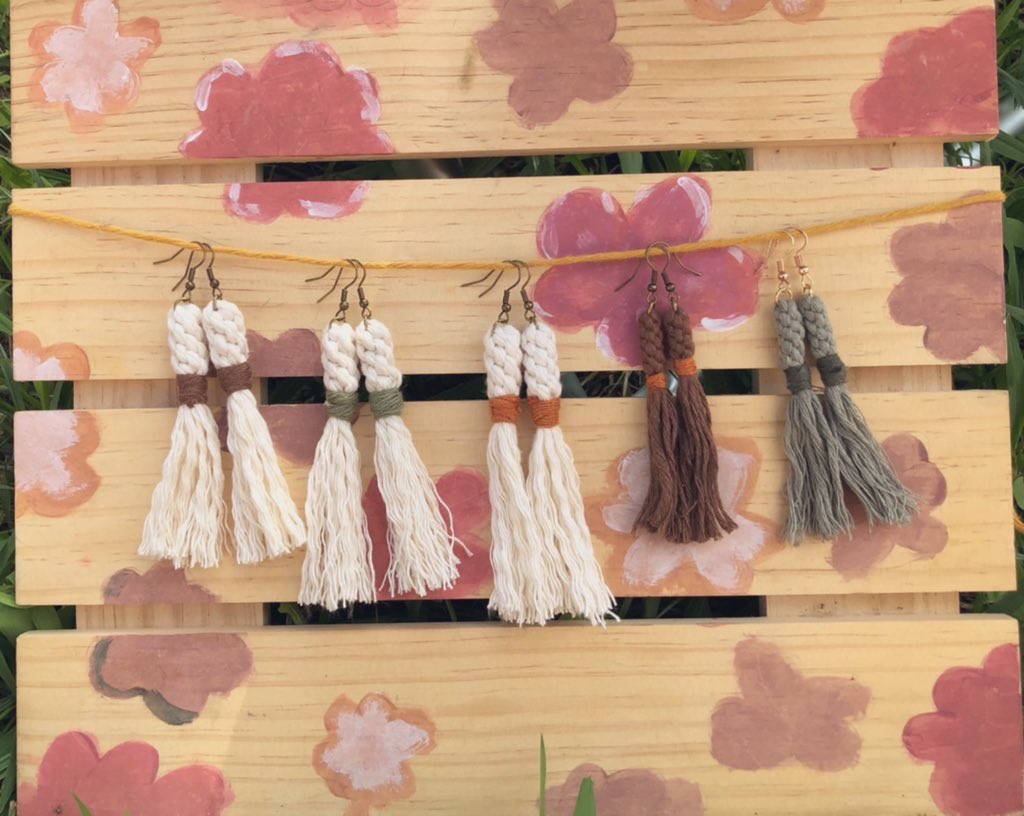 carrythemoment's tweet photo. Running low on funds, help me make a sale 💗 
Use code MERCI to save 25% on your orders 💗💗

https://t.co/1kyyjzGp3N https://t.co/GQDbJ8ucSQ