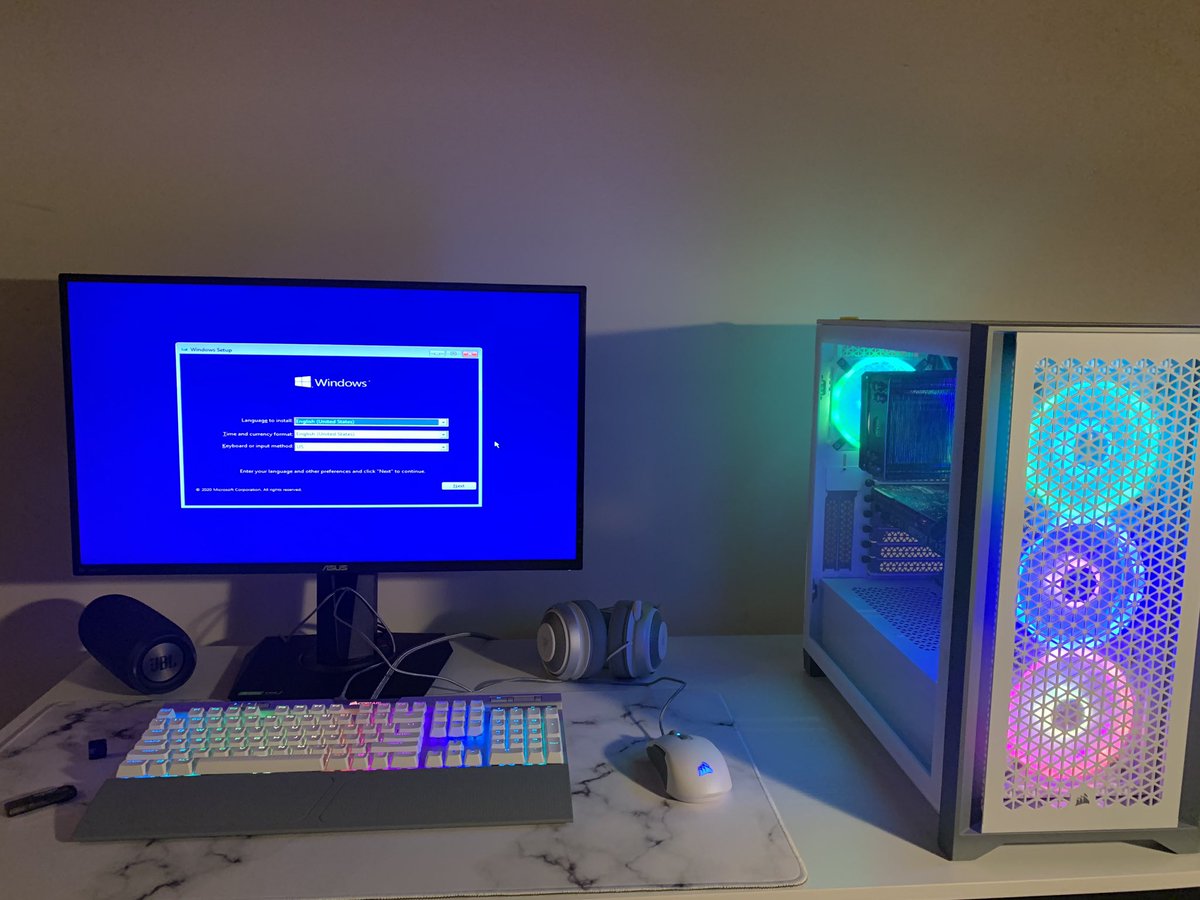 gamingkatzzz's tweet photo. Setting up Windows 10 itโs all real now โบ๏ธโบ๏ธโบ๏ธโบ๏ธ @Windows @CORSAIR #PCBuild #1stbuild #gamergirl #gamer https://t.co/KqWtkCoXEQ