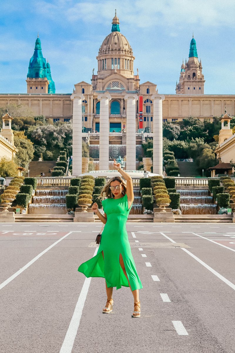Barcelona Street Style! So in love with my new green dress! How is your weekend going? #barcelona #streetstyle #fashion #fashionblogger #fashionista #ootd #style #streetstyleinspo #sunday #sundayvibes