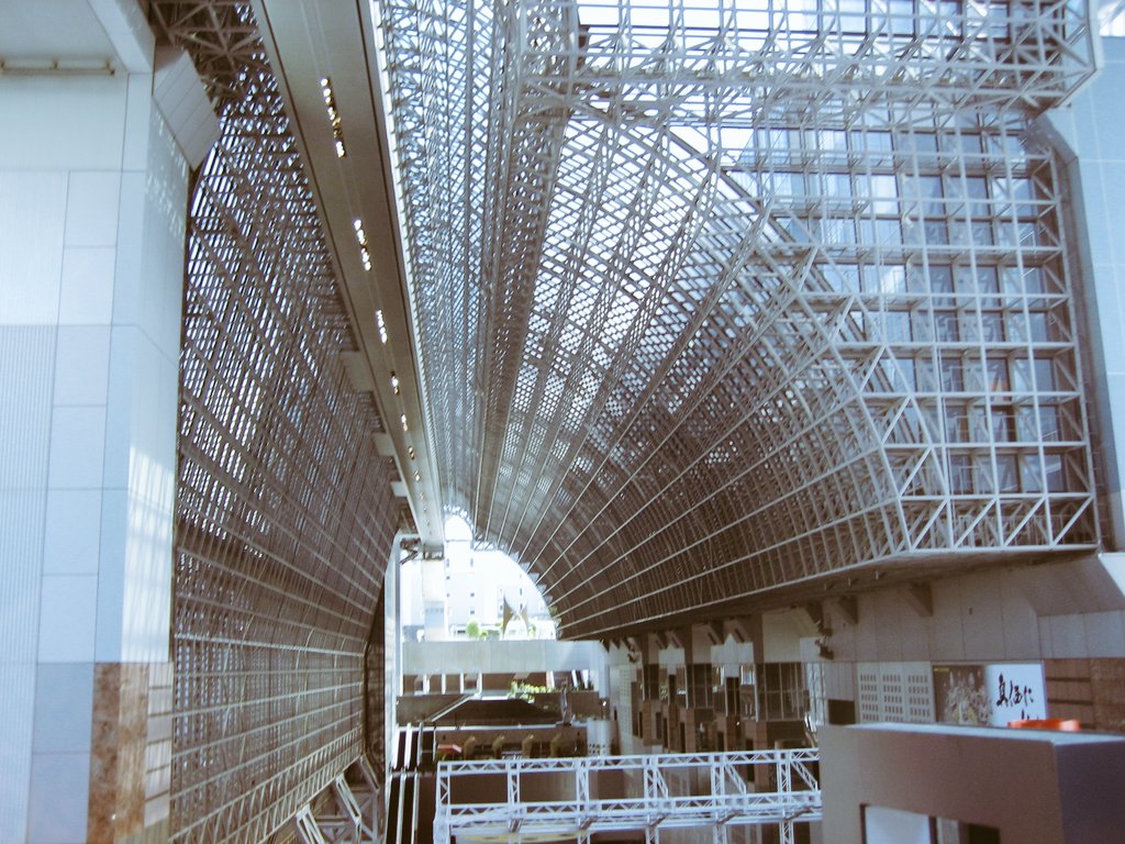 CarolGardner7's tweet photo. How about this for a railway station, care of Japan, nothing like whizzing through astonishing countryside with a Bento box for company. https://t.co/qJSy4EsORy #Kyoto #Osaka #travelblogger #visitJapan #beautifullocations #railtravel #Japaneserailways https://t.co/hNu1tSHImA