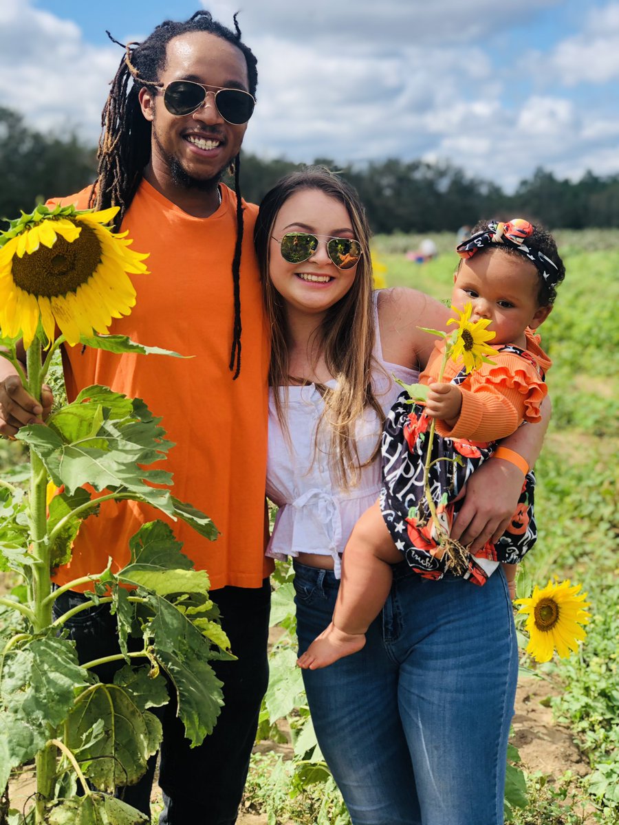 claraanneee's tweet photo. I love my little family 🌻🎃 https://t.co/B9wOWa1UKF