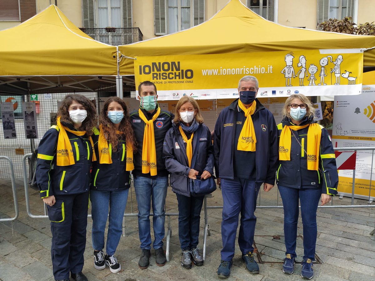 I volontari comunicatori di <a href="/PsiPopoliPiemo/">PsiPopoliPiemonte</a> a supporto dei volontari della piazza <a href="/iononrischio/">Io non rischio</a> a #canelli insieme ad Angelo Borrelli capo <a href="/DPCgov/">Dipartimento Protezione Civile</a> e a <a href="/GabusiMarco/">Marco Gabusi</a> assessore <a href="/regionepiemonte/">Regione Piemonte</a>. Tutti insieme per #iononrischio2020 💪🏻💛
