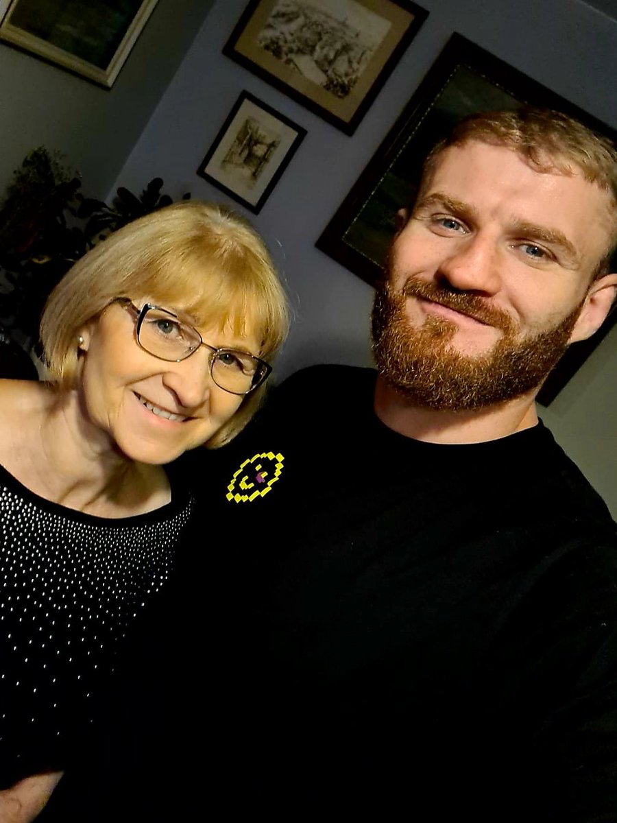arielhelwani: RT @JanBlachowicz: A hug from my mom and a beer with my dad. That's the best reward 馃槉 #LegendaryPolishPower https://t.co/faDvIgNuiU