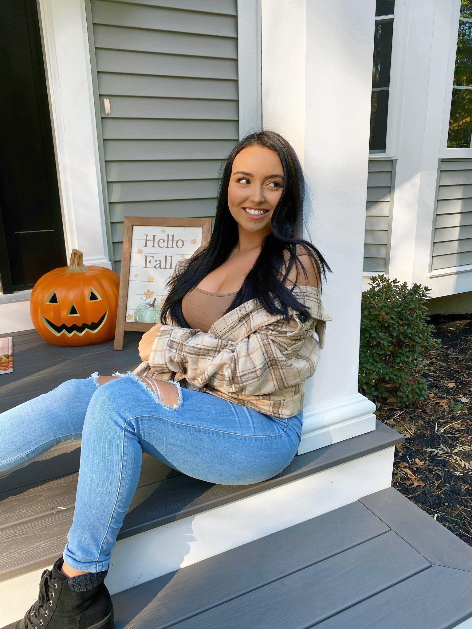 TW Pornstars - 3 pic. Julia Raleigh. Twitter. spooky season🖤🍂👀. 7:27 PM