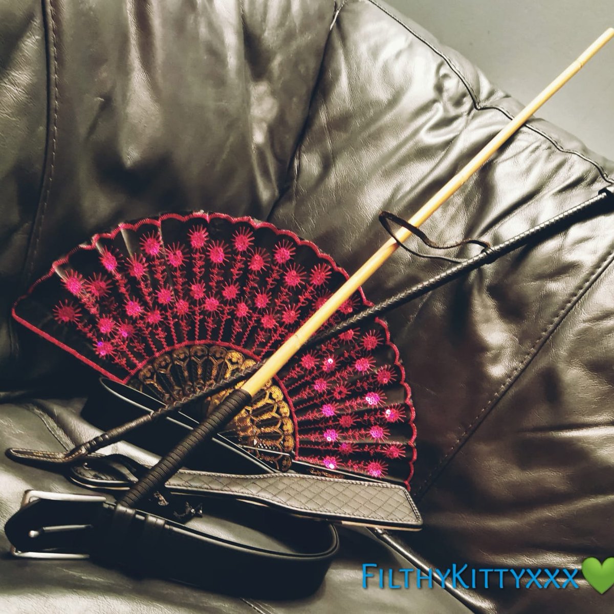 FilthyKittyxxx's tweet photo. Toys Out! 💗🖤#bdsm #bdsmcommunity #fetich #fetişizm #bdsmkitten #bdsmsubmissivebrat #bdsmsub #pleasureandpain #altmodel #alt #bdsm #fet https://t.co/8Q4huEeHIT