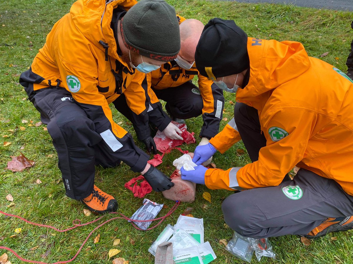 NFFollo's tweet photo. Det ble en flott øvingshelg på #Holmsbu, med mye trening og læring. Vi rykket også ut på en aksjon. Takk til 330-skvadron for besøk og godt samvirke under øvelsen! Og takk til instruktører og deltakere for en flott helg! #folkehjelp #SAR #searchandrescue #redningstjenesten https://t.co/2CiUXtKdUC