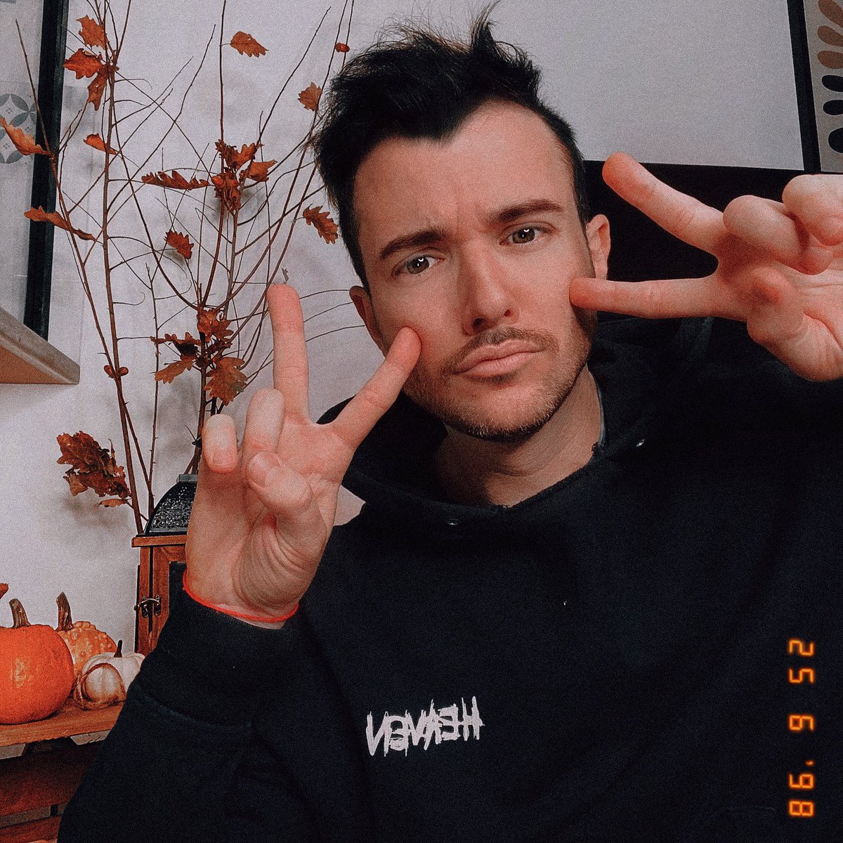 tom_dulac's tweet photo. Bonne soirée #rt #PictureOfTheDay #profilepic #picture #gay #night #paris #like #PictureOfTheDay https://t.co/reYv9YKvHH