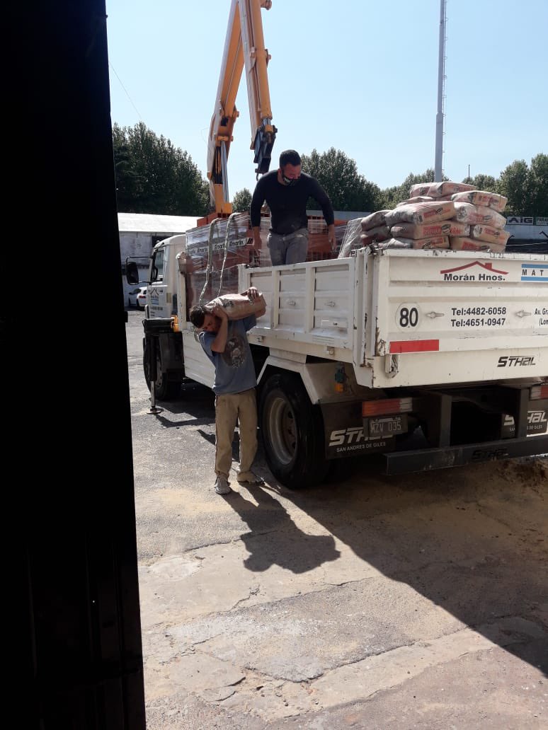 EsperanzaVyN's tweet photo. Las palabras pasan, los ladrillos quedan. Germán Kent responde con obras‼️
Esta semana, ya llegaron prácticamente la totalidad de los materiales para que comiencen las obras sobre la puesta en valor de las instalaciones del estadio.
#KentPresidente #LaFuerzaEsTodosJuntos https://t.co/8AFFr53wfH