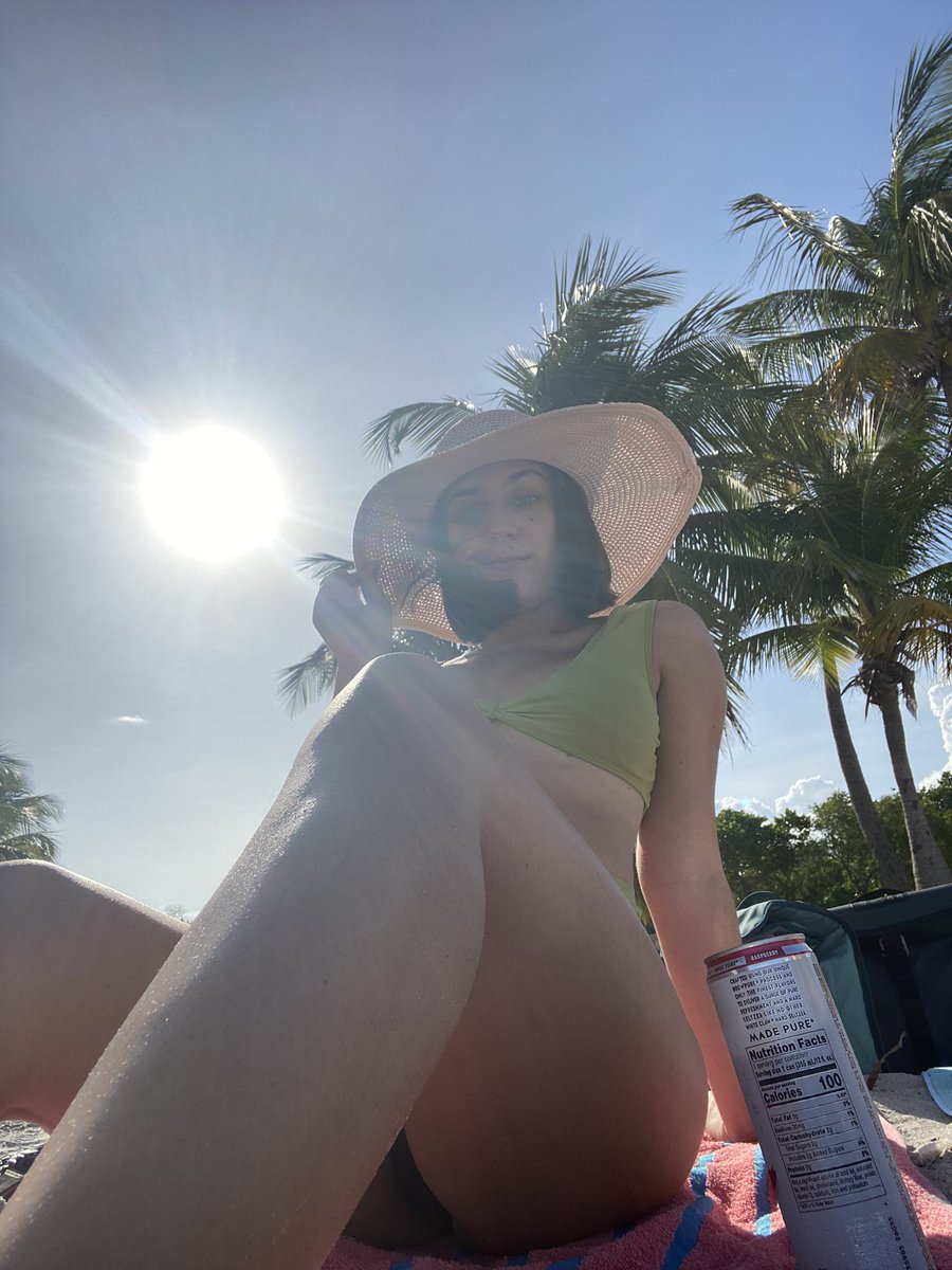 StefBorrelli's tweet photo. If you need to relax go to key Biscayne at around 5PM ๐ดโ๏ธ #WeAreFIU #MiamiLivingTips https://t.co/xZJ5otBd7J