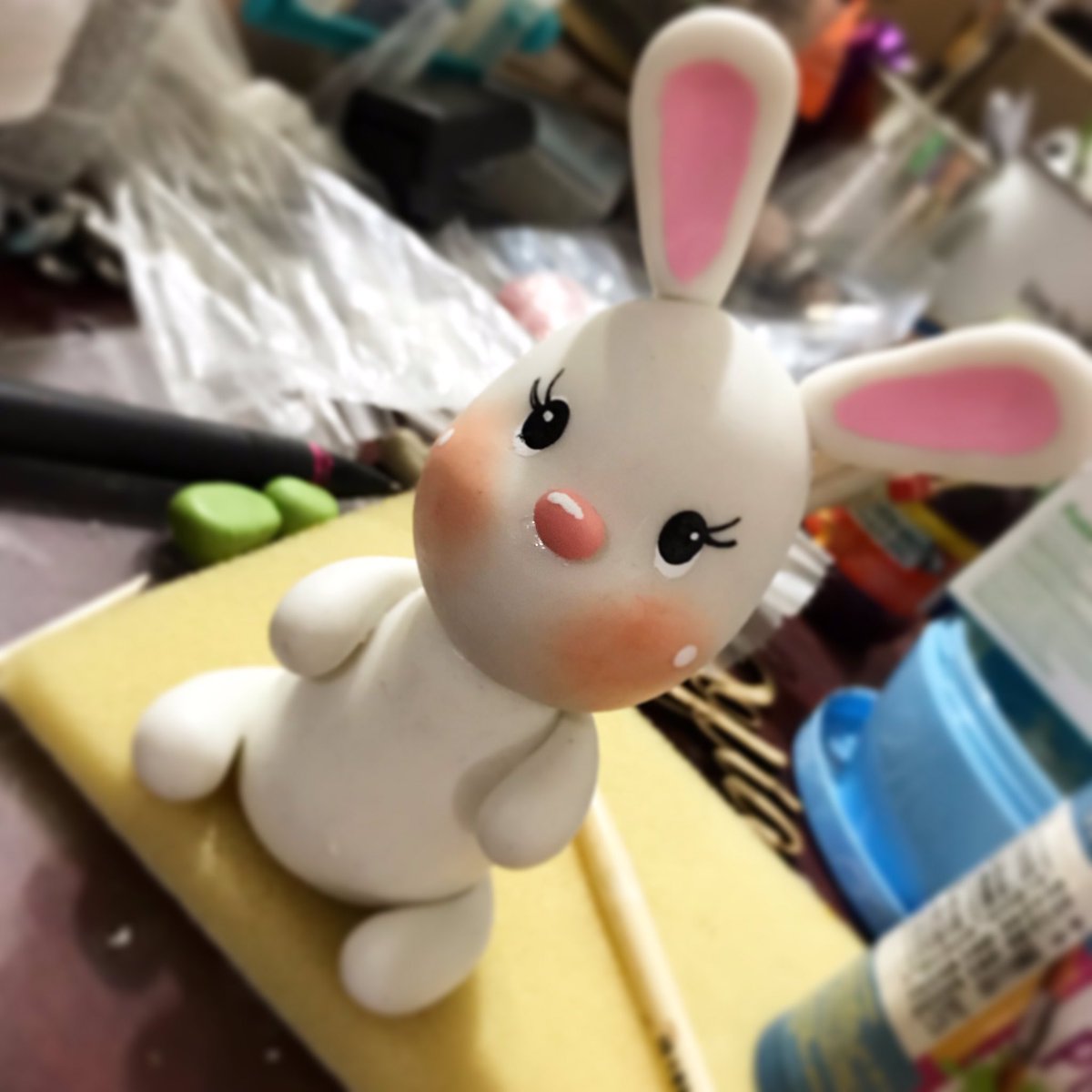 UnMundo_Mx's tweet photo. Trabajando andamos... conejito para pastel... #1mundodemanualidades #pastaflexible #figurasparapastel #caketopper https://t.co/X1xkvxxc6o