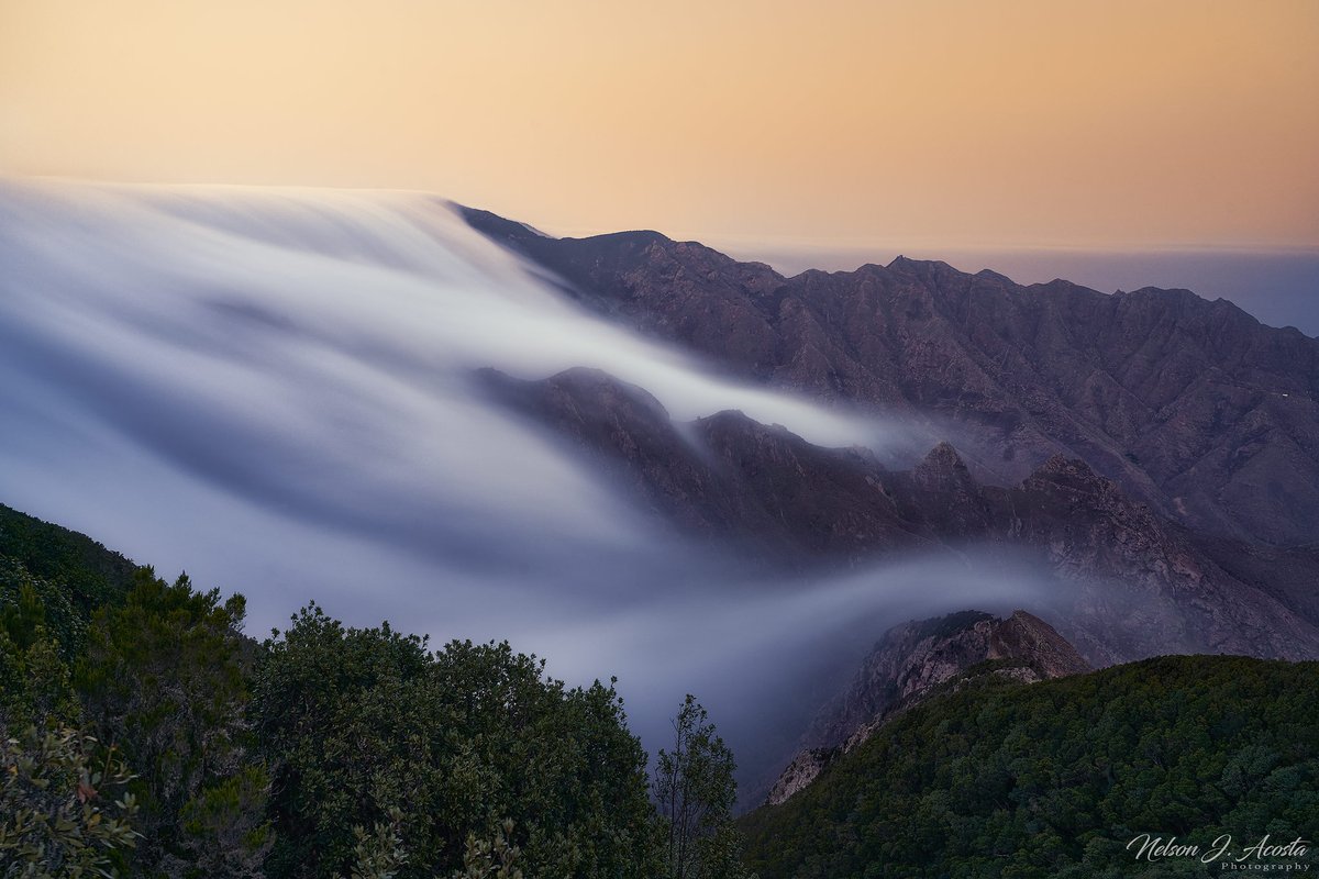 NelsonAcosta80's tweet photo. Cascadas de verano por efecto Foehn en la fábrica de nubes (Anaga) https://t.co/FMJ1NtTHVQ
