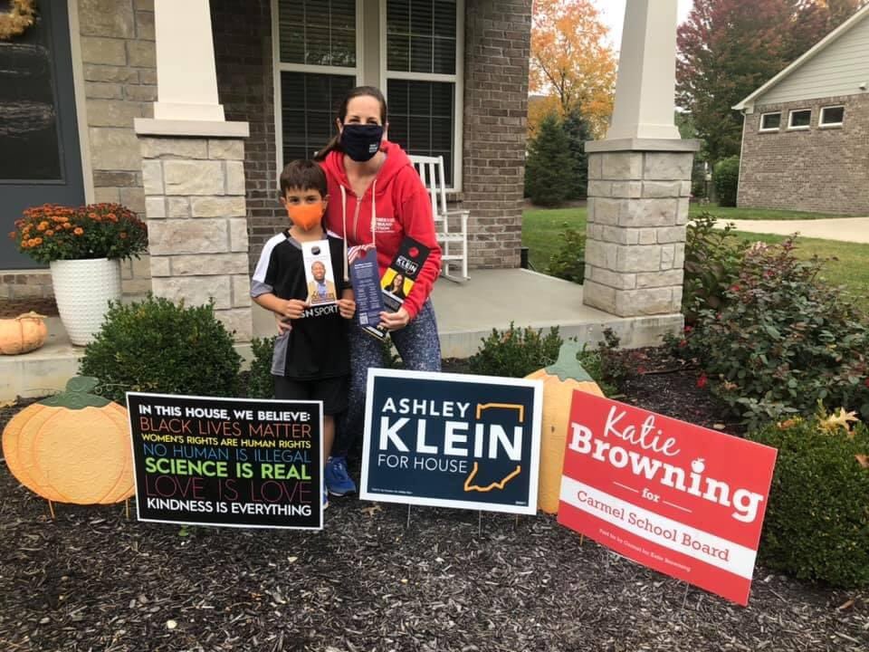 FlyoverStateMom's tweet photo. ❤️CUTENESS OVERLOAD❤️ as these sweet kiddos helped elect Indiana @MomsDemand #GunSense candidates up and down their (parents’) ballots this weekend. #MomsAreEverywhere...and our helpers are too!
#HaleYes #TeamFady @ashleyklein2020 https://t.co/94v475G2IG