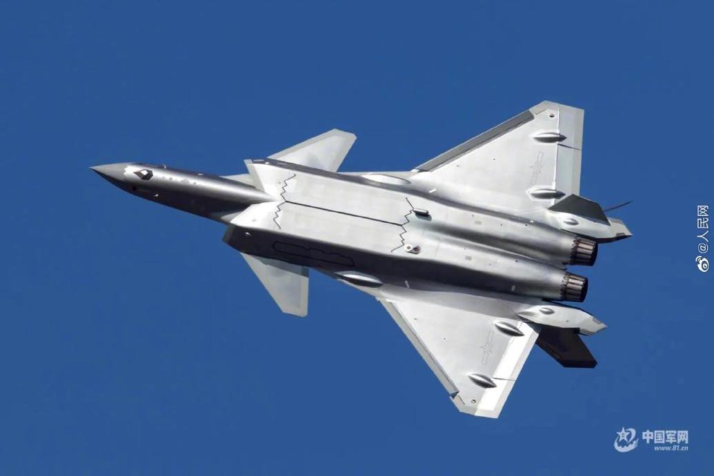 人民日報people S Daily 帥炸 飛出屏幕的殲 國之重器 雲霄威龍 每一次升空都會帶來新驚喜 每一次亮相都是相機追逐的焦點 它就是殲 一流的隱身能力 一流的超音速 飛行能力 一流的機動性能 橫屏觀看 一起欣賞殲 的 戰鬥姿態