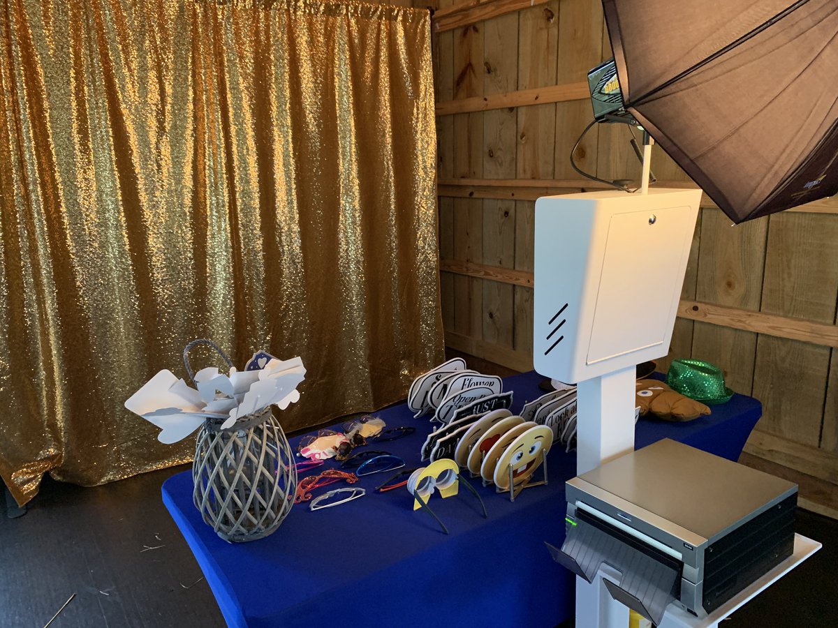 GFXBooth's tweet image. Our first booth in a while.  We just did a small family wedding this weekend.  Didn't have to knock too much rust off.  😀