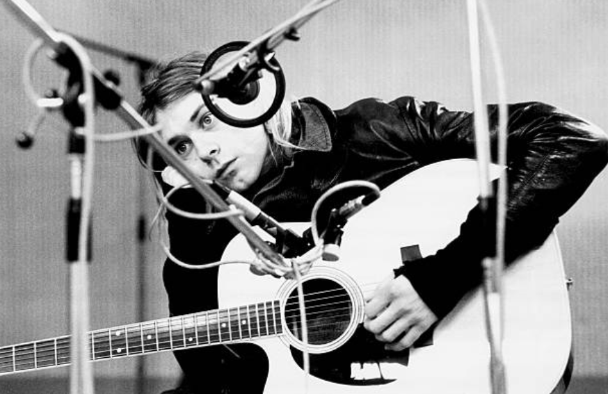 Kurt Cobain with acoustic guitar. 📷 Michel Linssen.