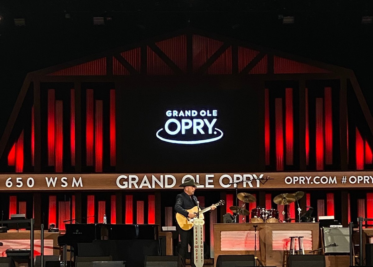 opry's tweet photo. A very lucky tour group got quite a treat today when they got a surprise impromptu performance from Opry member Jamie Dailey of @DaileyVincent! https://t.co/XPHzSjF7FG
