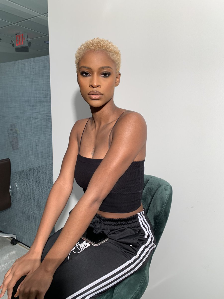 thefabulousst_'s tweet photo. i can literally do any skintone you sit in my chair. https://t.co/ZiusUjJpVH