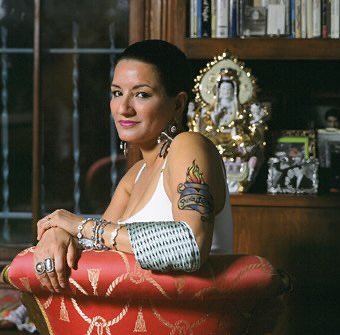 Day 25: 10/11Today's  #HispanicHeritageMonth feature is Sandra Cisneros, a pioneering author who's been critical in bringing Chicano lit into the mainstream. Cisneros' 1st novel, The House on Mango Street, is a renowned coming of age tale, taught in schools globally by ksm36