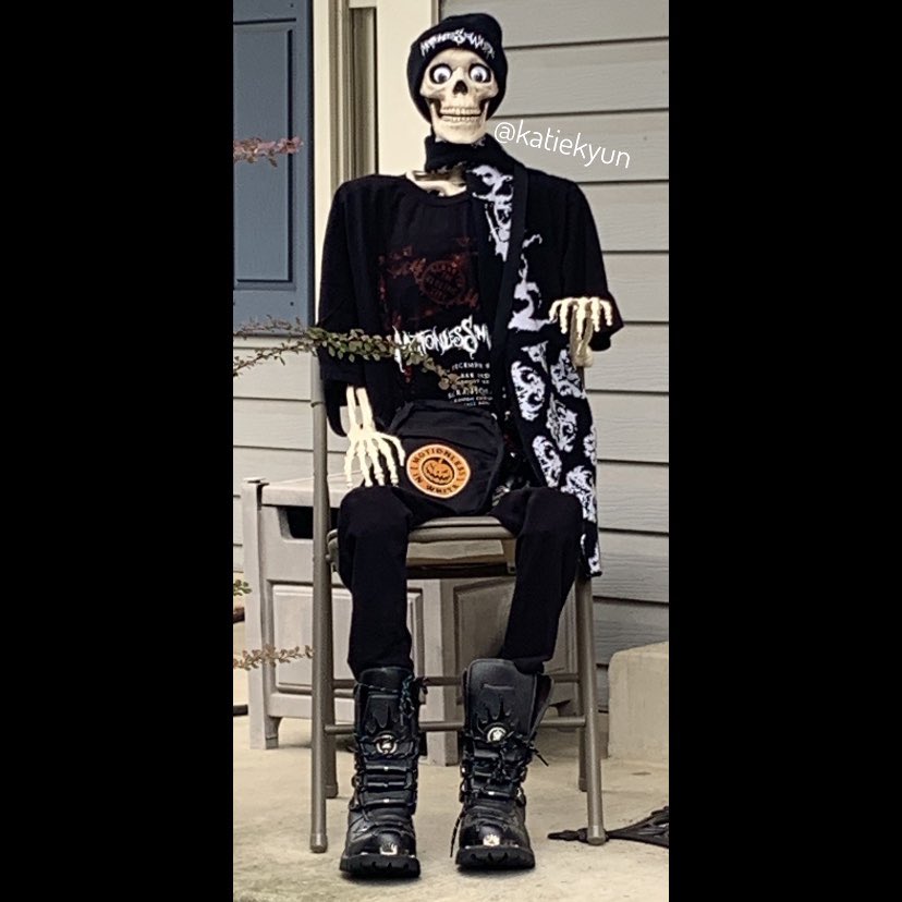 KatieKyun's tweet photo. Me waiting for quarantine to end so I can see MIW in concert again. 💀🖤 @MIWband @ChrisMotionless @rickyolsonx @justinxMIW @MIWryan @chenzomauro https://t.co/tWG8AysBLd